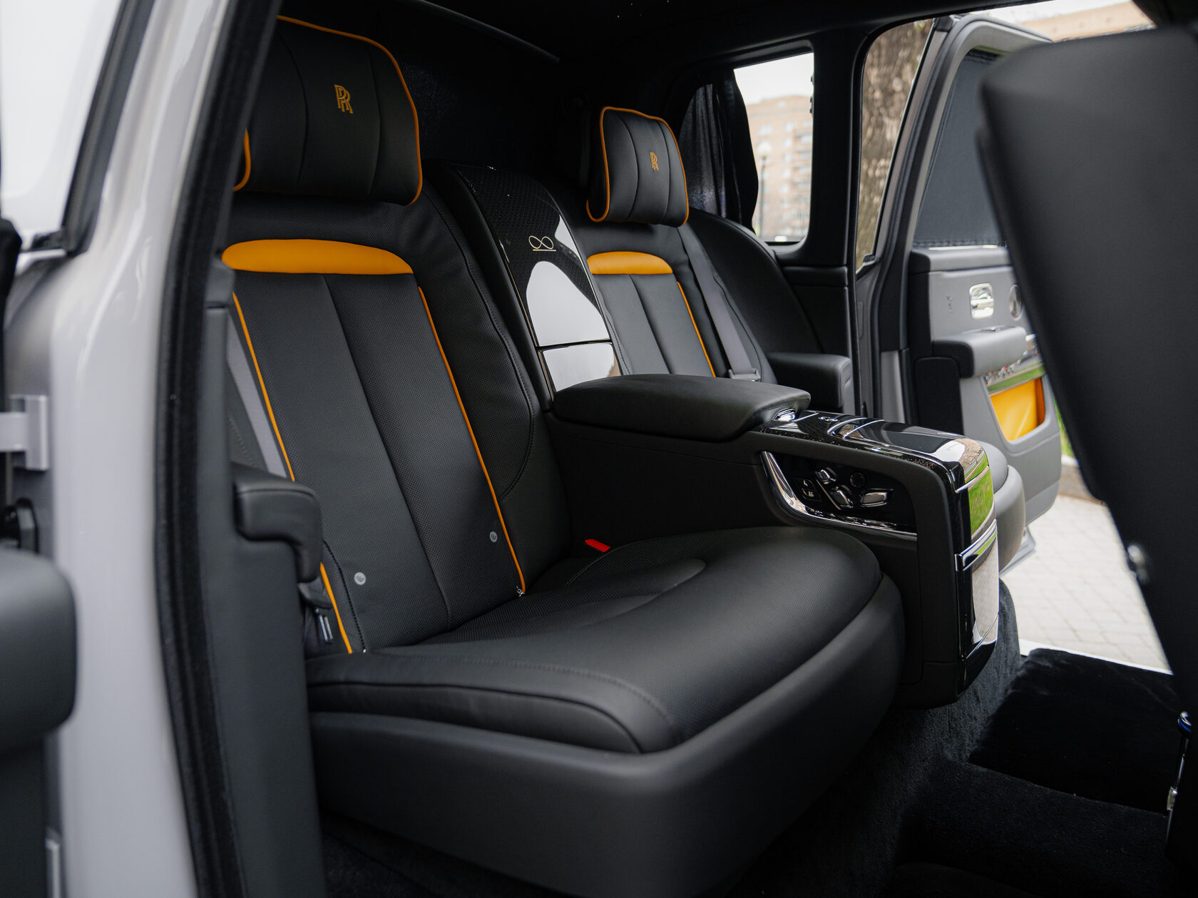 Rolls-Royce Cullinan Black Badge II  <br>Серый 