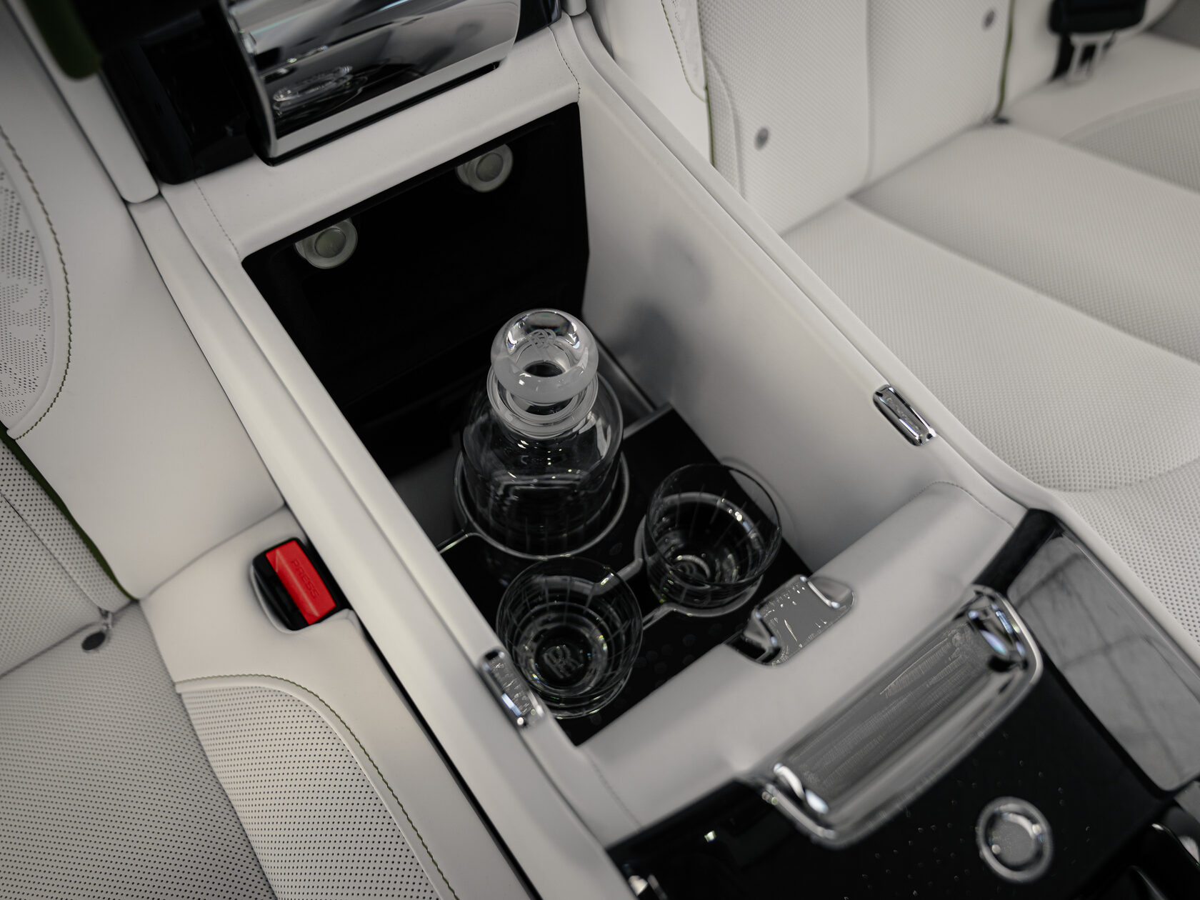 Rolls-Royce Cullinan Black Badge II  <br>Зелёный 