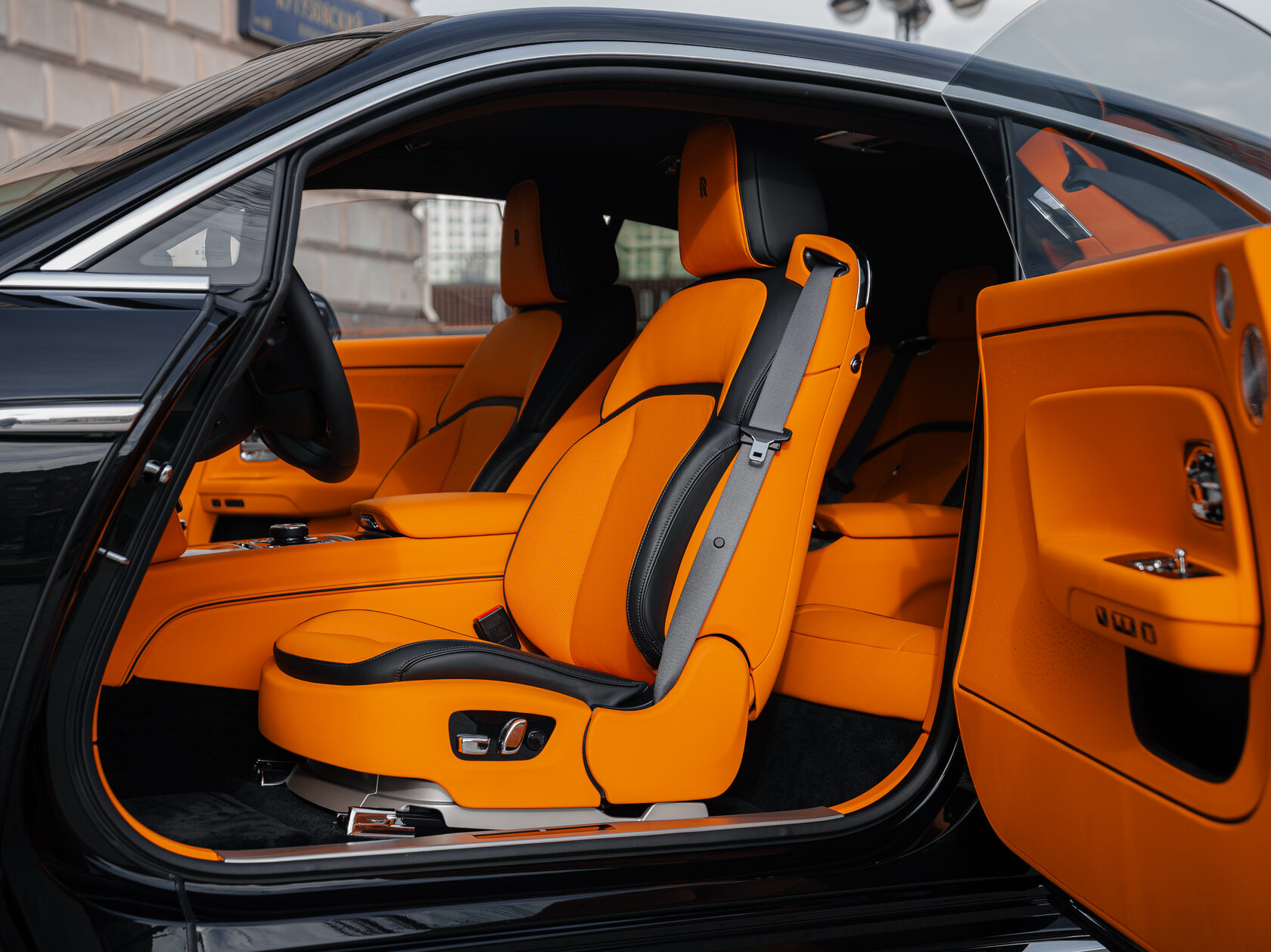 Rolls-Royce Spectre 2024 год <br>Diamond Black / Черный бриллиант