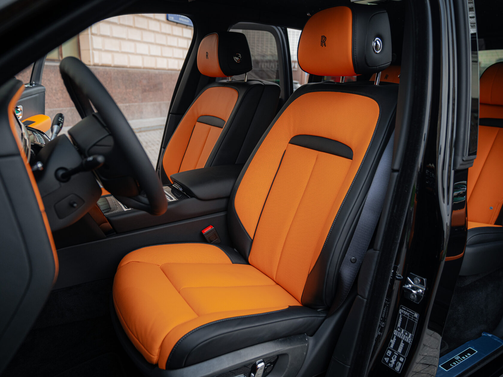 Rolls-Royce Cullinan Black Badge II  <br>Черный 