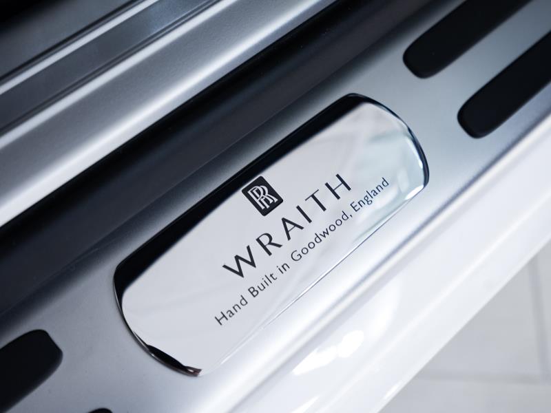 Rolls-Royce Wraith  <br>English White / Midnight Sapphire 