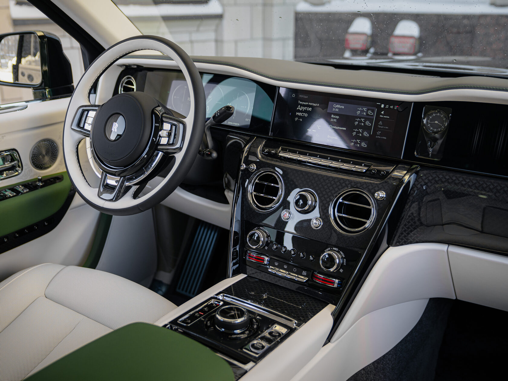 Rolls-Royce Cullinan Black Badge II  <br>Зелёный 