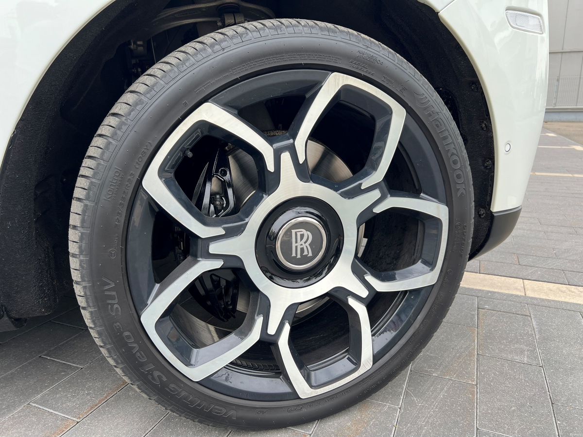 Rolls-Royce Cullinan, I 2019 год <br>Белый