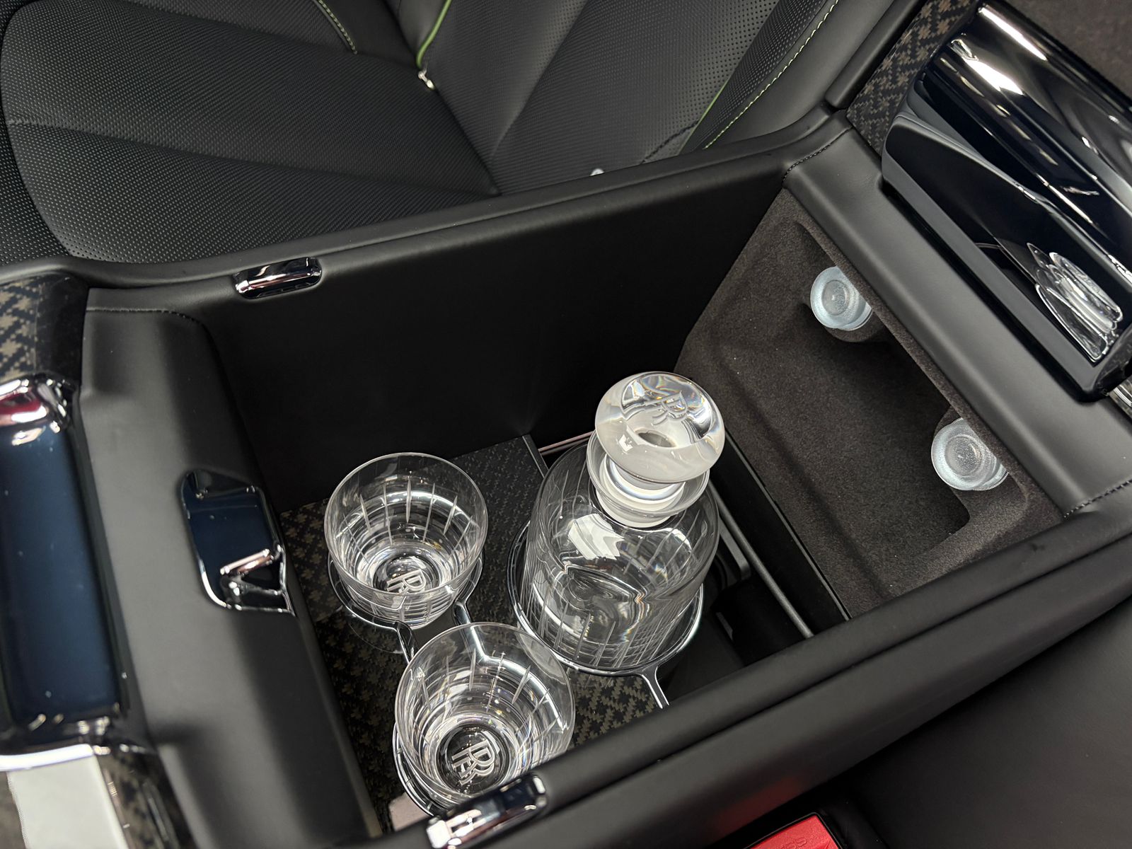 Rolls-Royce Cullinan Black Badge II  <br>Черный 