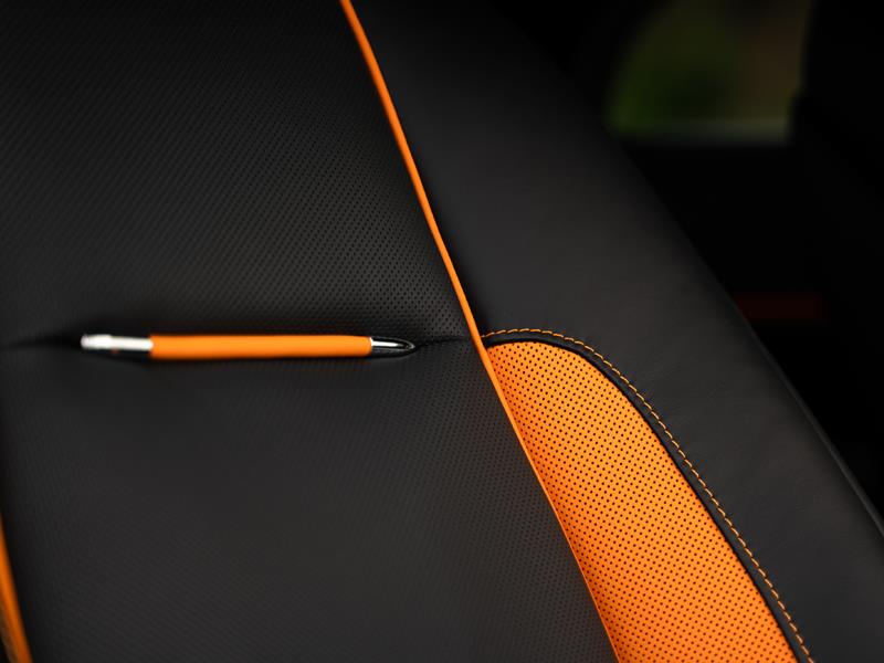 Rolls-Royce Wraith Black Badge - Специальная серия «Black & Bright»  <br>Bespoke Exterior Colour Orange Metallic 