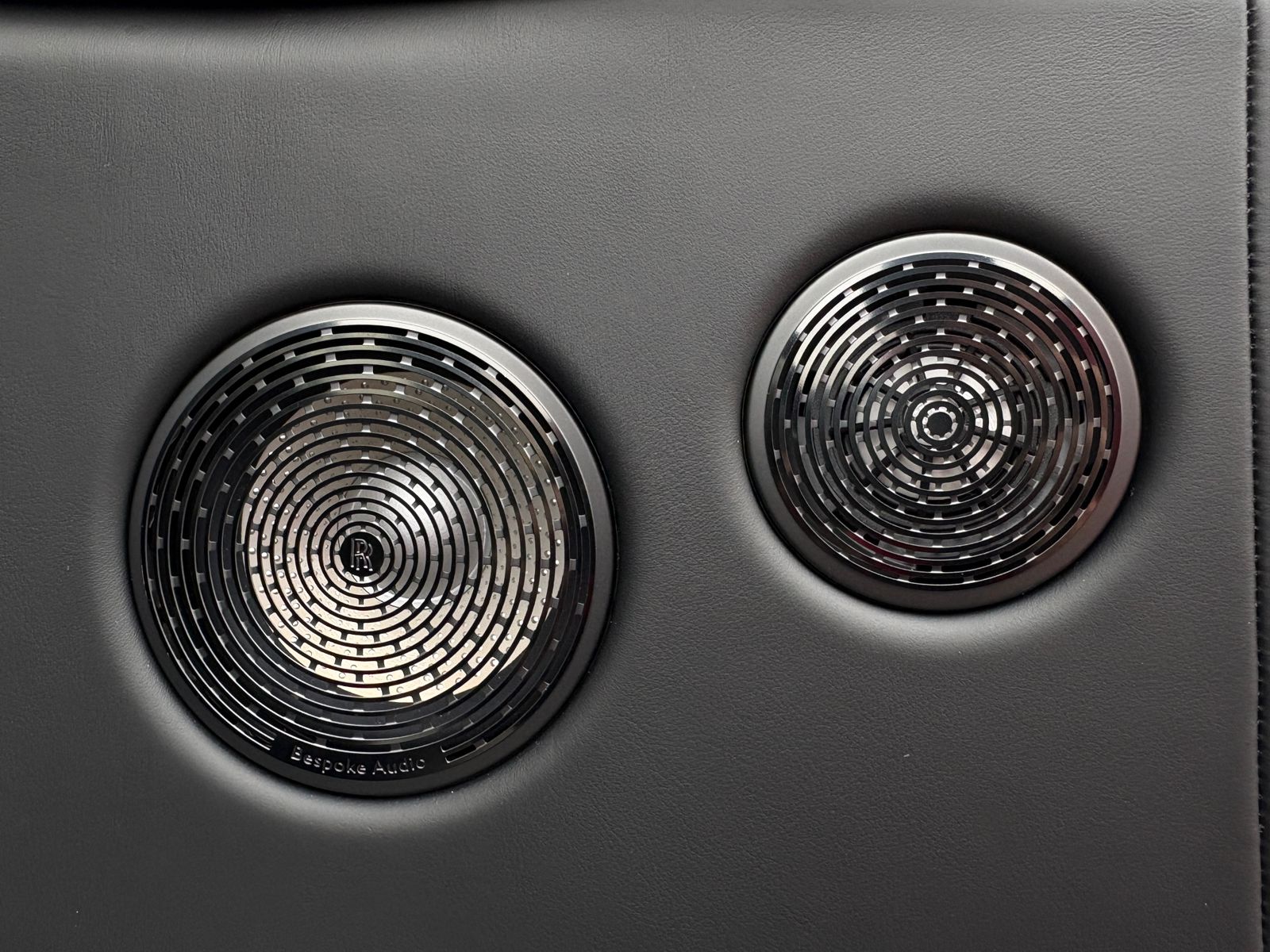 Rolls-Royce Cullinan Black Badge II  <br>Черный 