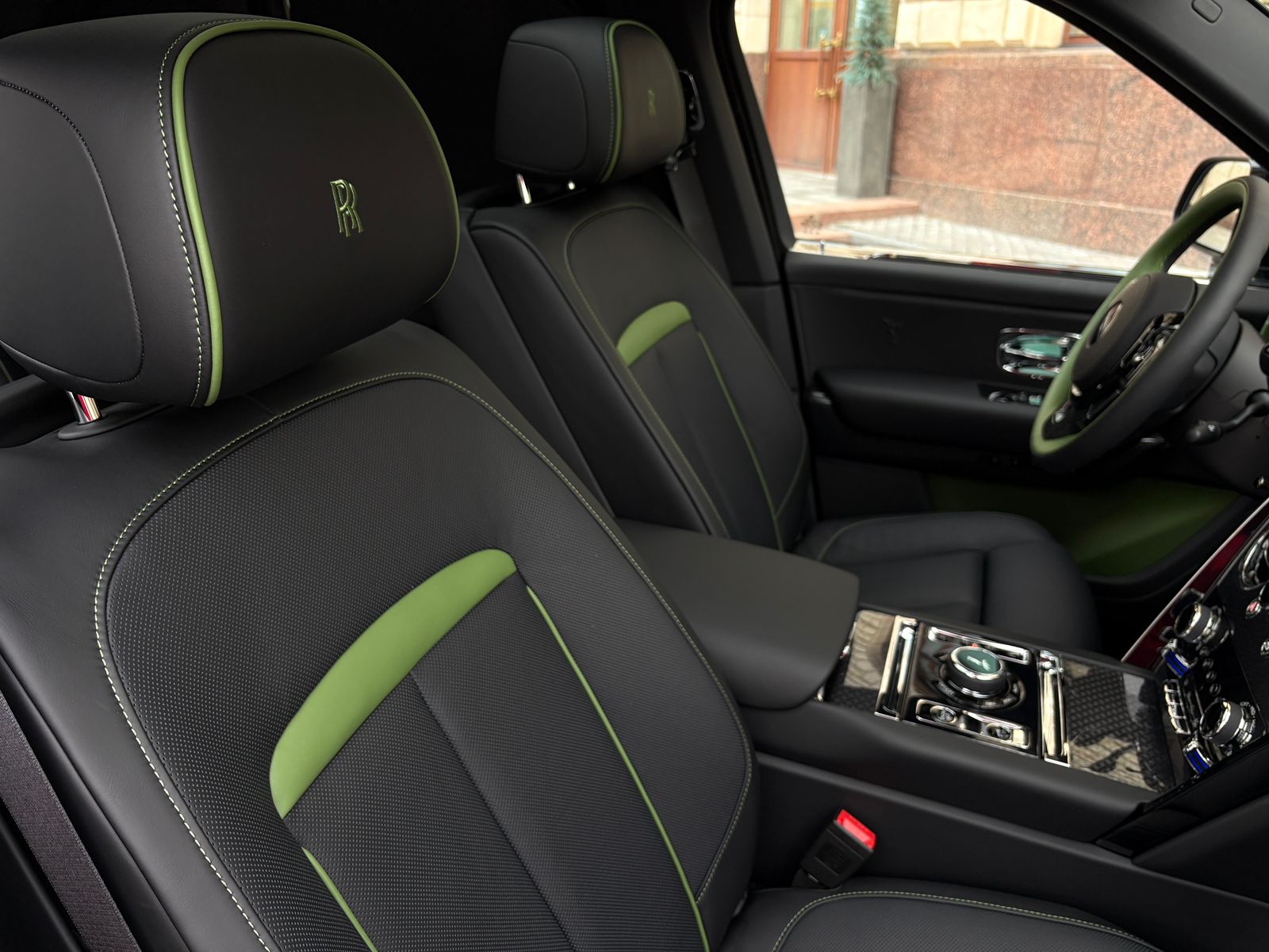 Rolls-Royce Cullinan Black Badge II  <br>Черный 