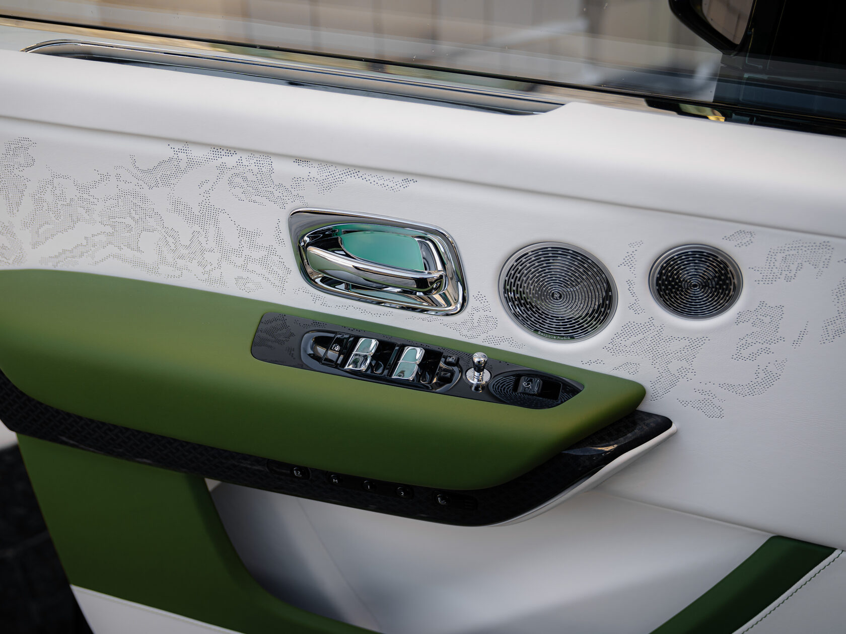 Rolls-Royce Cullinan Black Badge II  <br>Зелёный 