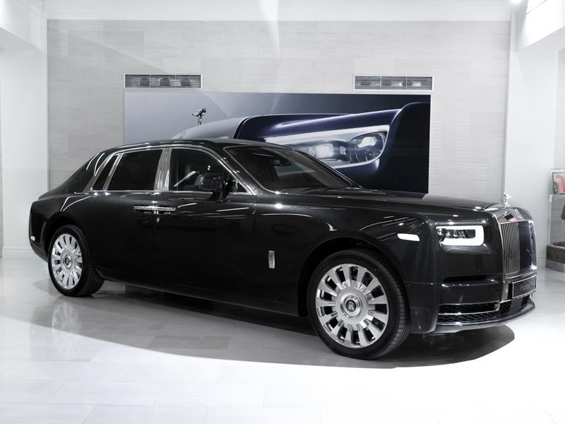 Rolls-Royce Phantom SWB  <br>Infinity Black 